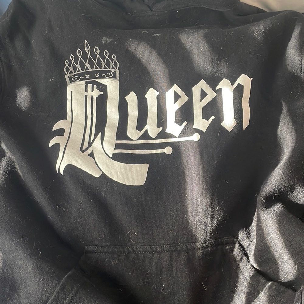 Nice small hoddie with the text Queen on front